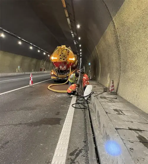 云岩隧道排水渠清淤